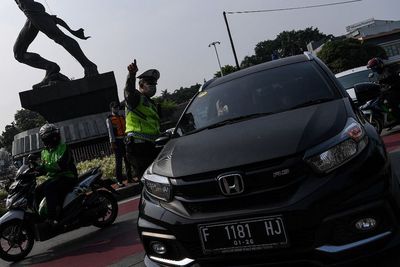 Ingat! Seluruh Pelat Hitam Kendaraan Tak Lolos Ganjil Genap di Jakarta