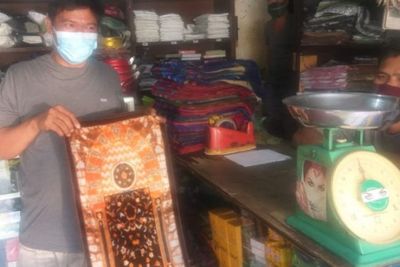 Sajadah Turki di Pajak Ikan Kota Medan Laris Manis Diburu Pembeli