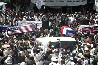 Rayakan Kepergian Pasukan AS, Pendukung Taliban Arak Peti Mati Berbendera AS