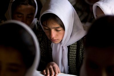 Taliban Izinkan Wanita Afghanistan Boleh Kuliah, Tapi Wanita & Pria Harus Pisah Kelas