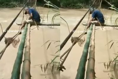 Duh, Ayah Bertaruh Nyawa Perbaiki Jembatan Rusak Agar Anak Bisa Lewat untuk Beli Beras