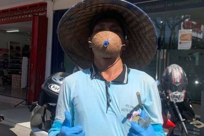 Petugas Parkir di Denpasar Ini Sulap Batok Kelapa Jadi Masker: Mending Uangnya Buat Makan