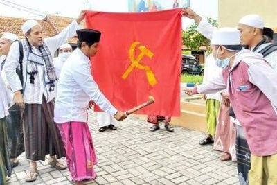 Viral Kelompok Berpeci Bakar Bendera PKI Sambil Teriak, Padahal PKI Sudah Bubar Sejak Lama