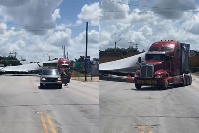 Ngeri! Truk Pengangkut Turbin Angin Berukuran Besar Ini Ditabrak Kereta Api