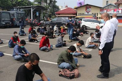 Sekolah Baru Dibuka, 70 Pelajar Langsung Tawuran Sambil Bawa-bawa Celurit
