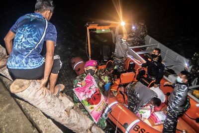 FOTO: KRI Bima Suci Beri Bantuan di Pulau Brassi