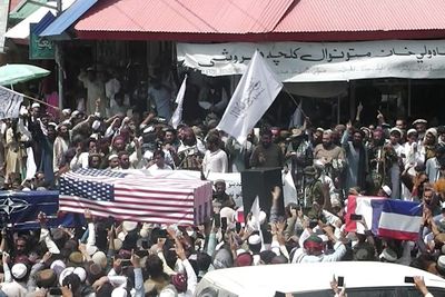 Rayakan Kekuasaan di Afghanistan, Taliban Bungkus Peti Mati dengan Bendera AS