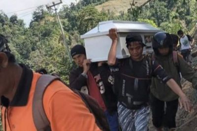 Cerita Perjuangan Warga Sigi Gotong Jenazah Hingga 15 Km Akibat Longsor, Jalan Terputus