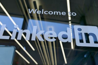 Setelah Twitter, Kini LinkedIn Juga Matikan Fitur Mirip Stories di Platformnya!