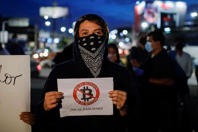FOTO: Protes Menentang Penggunaan Bitcoin Sebagai Alat Pembayaran di El Salvador