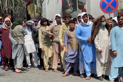 Potret Ribuan Warga Afghanistan Antre di Bank untuk Mengambil Uang saat Memulai Era Baru