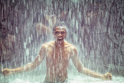 Peneliti Sebut Mandi Air Panas Bisa Bakar Kalori Setara  dengan Jalan Kaki 30 Menit