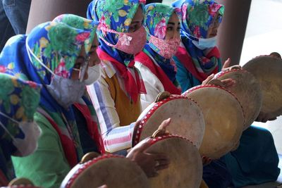 FOTO: Belajar Bermain Alat Musik Tar
