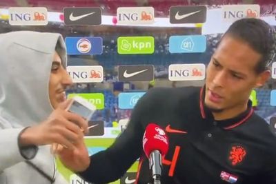 Ganggu Sesi Wawancara, Van Dijk Dorong Seorang Penggemar yang Nyosor Buat Foto