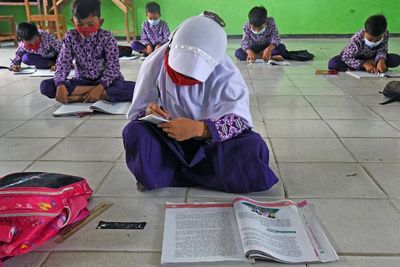 FOTO: Siswa Belajar di Lantai Akibat Bangku Sekolah Lapuk