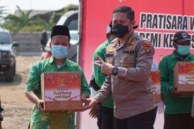 Akpol 92 Sebar Bantuan Sembako ke Penggali Makam Covid-19