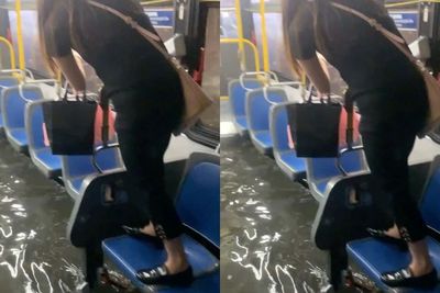 Penampakan Kereta Bawah Tanah New York yang Terendam Banjir, Penumpang Tak Bisa Bergerak
