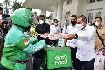 Gandeng Ojol, Gubsu Edy Bagikan Bantuan ke Anak Terdampak COVID-19