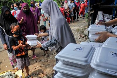 FOTO: Aksi Sosial Nasi Bungkus Dua Ribu di Bekasi