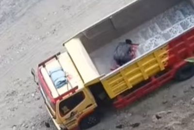 Pemandangan Mengharukan Pria yang Salat di Bak Truk, Netizen: MasyaAllah