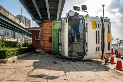 Truk Pengangkut Kayu Terguling Saat Lewati Jalan Rusak, Kayu Berjatuhan di Jalan