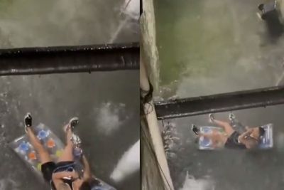 Aksi Pria di New York Santai Rebahan Sambil Hisap Shisha di Tengah Banjir Jadi Sorotan