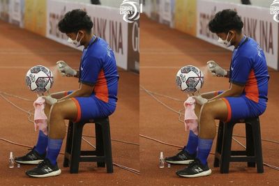 Alih-alih Prokes, Foto Anak Gawang Liga 1 Semprot Disinfektan ke Bola Dicibir Dokter AS