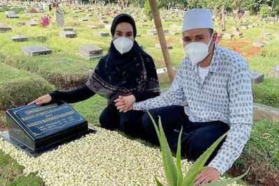 Kartika Putri Kenang Momen Bersama Sang Ibu: Its So Hard To Be Here..