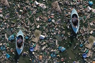 Video Seseorang Mendayung di Laut Dipenuhi Sampah Plastik, Netizen Prihatin: Duh Manusia!