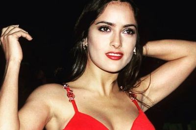 Suka Dengan Akting Salma Hayek? Ini 7 Film Yang Ada Dirinya