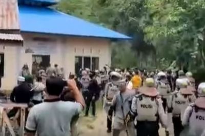 Mencekam, Kelompok Berkopiah Merusak Rumah Ibadah Ahmadiyah di Sintang