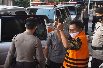 Tampang 17 Calon Kades Penyuap Terduga Maling Bupati Probolinggo, Acungkan Jempol