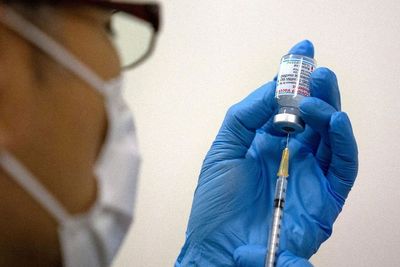 Terima Vaksin Berbeda dari Dosis Petama, Wanita Ini Alami Efek Samping Tak Biasa