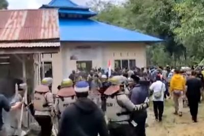 Miris, Kelompok Berpeci Hancurkan Masjid Ahmadiyah Sintang, Polisi & Tentara Hanya Melihat