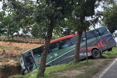 Sopir Banting Setir, Nahas Bus ALS Terjun Bebas ke Parit di Kotapinang, Penumpang Selamat