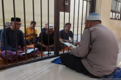 Salut! Polisi di Kolaka Utara Ini Ajari Tahanan Mengaji dari Balik Jeruji