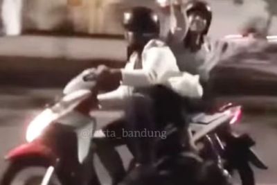 Detik-detik Pemotor Ugal-ugalan Jatuh Tersungkur Sampai Keluarkan Api