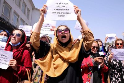 Wanita Afghanistan yang Demo Tuntut Hak Perempuan Dibubarkan Taliban Secara Paksa