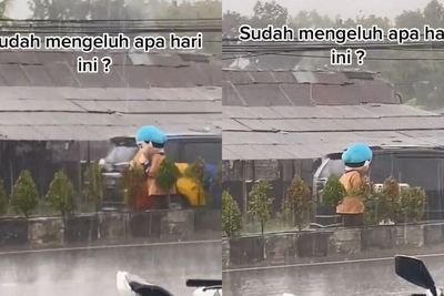 Pilu! Boneka Badut Ini Tetap Berjuang Mencari Rezeki, Meski Diguyur Hujan
