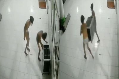 Astaga! Dua Pemuda Ini Hanya Berkolor Curi Kotak Amal Masjid di Solok Padang, Terekam CCTV