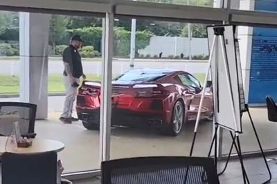 Pria Ini Nekat Bawa Kabur Mobil Corvette C8 Langsung di Depan Dealer!
