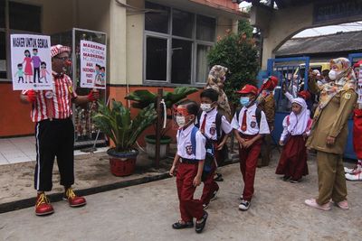 FOTO: Badut Berikan Edukasi Protokol Kesehatan di Sekolah