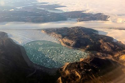 FOTO: Es Gletser di Greenland Mencair