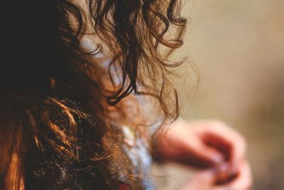 7 Cara Mengatasi Rambut Kering Mengembang secara Alami, Efektif!