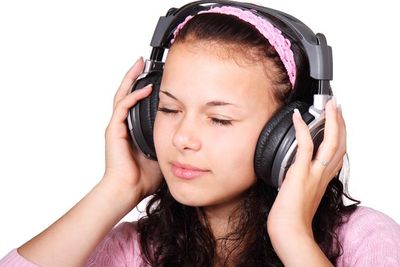 Pakai Headphone Terlalu Lama, Bisa Timbulkan Masalah Kulit
