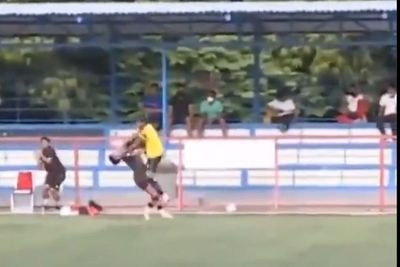 Ngeri! Detik-detik Tendangan Kungfu Pemain Klub AHHA PS Pati ke Penggawa Persiraja