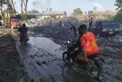Sampah Tak Tertampung Lagi di TPA, Jalan di Pematang Siantar Berubah Jadi Kubangan