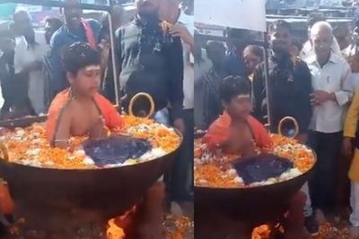 Heboh Bocah Laki-laki Santai Duduk di Air Mendidih, Jadi Tontonan Banyak Orang