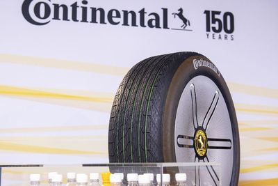 Continental Pamer Ban Mobil yang Terbuat dari Botol Plastik Bekas Hingga Bunga!
