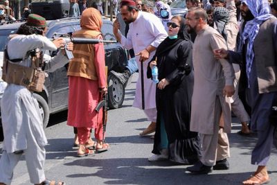 Aksi Berani Wanita Afghanistan Hadapi Anggota Taliban yang Todongkan Senjata ke Arahnya